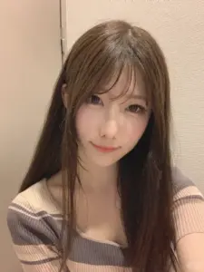 Khung hình selfie gần, nhan sắc Nhật Bản hiện lên qua áo sọc mềm và nụ cười hiền