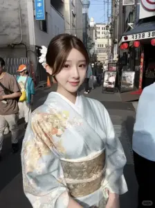 Trên phố nhỏ Nhật Bản, cô gái mặc kimono trắng hoa văn nhạt cười nhẹ rất duyên