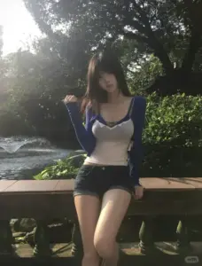 Cô nàng quyến rũ tựa lan can dưới nắng rừng, áo hai dây xanh tôn vai thon