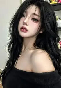 Ảnh gái xinh TikTok chân dung gương mặt sắc nét, áo đen trễ vai và tóc bồng