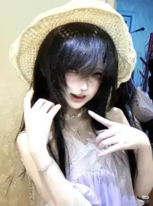 Ánh nắng phòng làm cô nàng xinh xắn đội mũ cói thêm mềm mại và hơi mơ