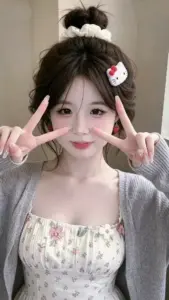 Biểu cảm chu môi của hot girl TikTok nổi bật với tóc búi cao cùng dấu V