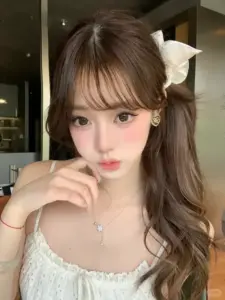 Cận mặt thiếu nữ tóc dài đeo nơ trắng, áo ren sáng màu và ánh mắt trong veo