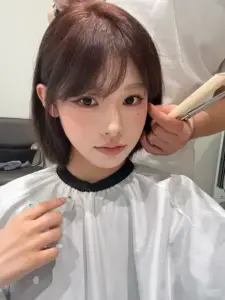 Khoảnh khắc salon ghi lại bạn gái tóc ngắn chỉnh tóc với gương mặt nhỏ xinh rất tự nhiên