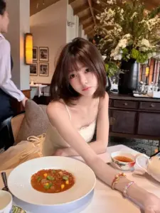 Bữa ăn nhỏ bên bàn gỗ khiến hot girl tóc ngắn áo hai dây nhìn gần gũi hơn