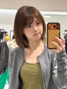 Gương mặt bầu bĩnh của nàng thơ tóc nâu nổi bật qua chiếc ốp điện thoại vàng dễ thương