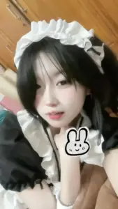 Trang phục hầu gái trong ảnh gái xinh TikTok đi kèm sticker thỏ và nụ cười mềm