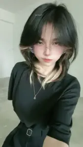 Áo xanh ôm dáng giúp TikTok girl thêm gọn gàng, tóc layer ngắn che nhẹ đôi mắt