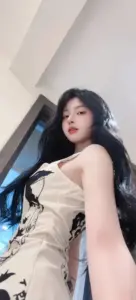 Góc thấp làm người đẹp TikTok trong váy trắng trông cao ráo, tóc dài bay nhẹ