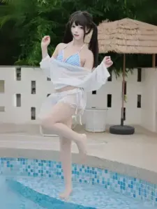 Ánh nắng ven biển làm áo tắm hai mảnh màu cam và làn da rám thêm rực