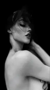 Ánh sáng gắt phủ lên vai trần, mỹ nhân bán nude quay lưng đầy duyên
