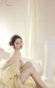 Nàng mặc váy vàng ngồi bên rèm sáng, ảnh khỏa thân nghệ thuật giữ nét mềm