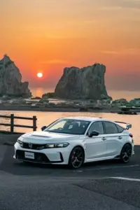 Chiếc Civic đen đứng yên trước quán cà phê, phần mui thấp tạo dáng xe rất liền.