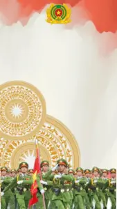 Đôi giày chiến sĩ dính bụi đất nằm trên nền sân, cạnh đó là bóng người lính vừa trở về.