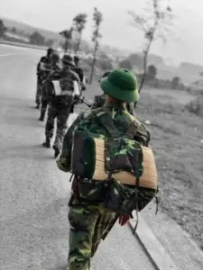 Giữa núi rừng xa mờ, chốt biên phòng nhỏ hiện lên cạnh người lính đang quan sát con đường đất.