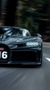 Lớp sơn xanh Pháp phủ lên Bugatti tạo cảm giác sạch, sang và rất hợp màn hình dọc.