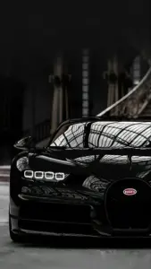 Hình nền Bugatti 4K chụp góc thấp, phần mũi xe sắc nét nổi bật trên nền phố tối.