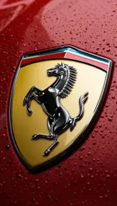Dải đèn pha sắc của chiếc Ferrari trắng sáng lên trong khung cảnh phố đêm nhiều ánh xanh.