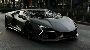 Đầu xe đỏ của Ferrari 488 GTB hướng về camera, mâm đen nổi bật trên nền đường nhựa ướt.