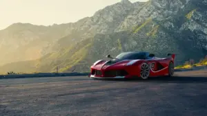 Góc rộng ghi lại Bugatti Divo màu xanh đen đứng trước tòa kính, ánh phố đêm phản trên cửa xe.