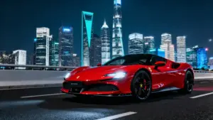 Chiếc Pagani Huayra màu xám đậu dưới đèn vàng, cửa mở cao để lộ khoang lái da nâu.