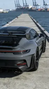 Chiếc McLaren 720S đậu ven đường với cửa mở hất lên, nội thất đen hiện rõ dưới đèn vàng.