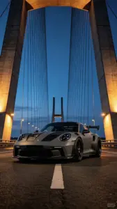 Màu xám bạc của Porsche 911 Turbo S sáng lên trên nền phố vắng, đuôi xe nhìn rất gọn.