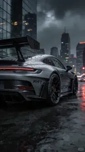 Góc nghiêng cho thấy xe coupe hai cửa màu trắng, mái thấp liền mạch cùng kính sau tối màu.