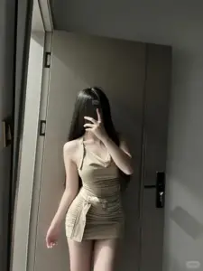 Trong tiệm nhỏ ấm màu, croptop đen và má hồng khiến gương mặt dễ thương