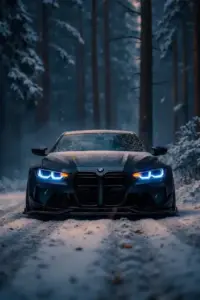 Mưa nhỏ bám trên kính chắn gió, đầu xe BMW đen hiện lên cùng ánh đèn phố mờ phía sau.
