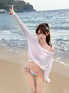 Chiếc áo xuyên thấu tung bay, ảnh người mẫu bikini dưới biển giơ tay cười rạng rỡ