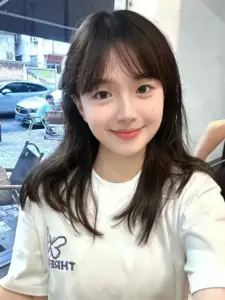 Nụ cười cận mặt của nàng áo trắng khiến khung selfie trong xe sáng và dễ mến