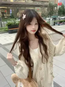 Lớp áo ren màu kem phủ vai nàng tóc xoăn, ánh nhìn thẳng vừa mềm vừa cuốn