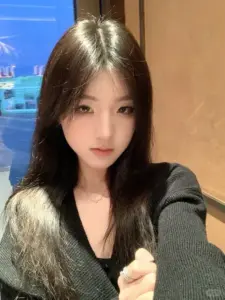 Nắng rơi trên tóc đen, hot girl nhẹ nhàng mặc áo tối selfie với mắt hiền