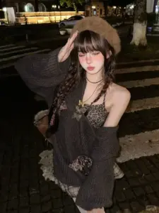 Ánh đèn đêm làm nàng thơ cute đội mũ rộng vành thêm nổi bật trong váy đen