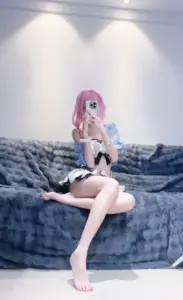 Nền rừng mờ phía sau làm tạo hình cung thủ fantasy thêm mềm, ánh mắt nàng nhìn rất cuốn