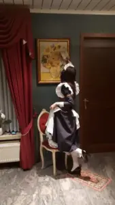 Rèm đỏ và căn phòng cổ điển khiến cô gái váy maid đen trắng trông sang hơn