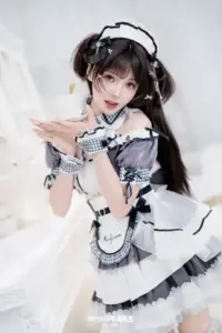 Tư thế cầm quạt nhỏ khiến cô nàng tóc nâu trong váy maid đen trắng thêm duyên dáng
