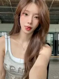 Phòng trang điểm sáng có cô nàng chuốt son hồng, makeup trong veo nhìn rất mềm