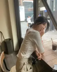 Cánh đồng lau trắng nổi bật gái Hàn mặc váy midi kem, tóc dài bay theo gió