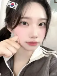 Đèn neon Seoul làm gương mặt K-beauty nổi bật, áo blazer đen đầy hiện đại