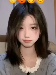 Con hẻm nhỏ làm giai nhân áo trắng tóc ngắn nổi bật với dáng đi nhẹ và tự tin