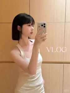 Mặt nước sau lưng khiến bạn gái áo trắng quần short xám nhìn mát mắt trong ngày nắng