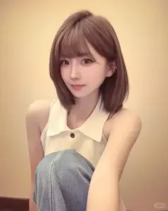 Sân vườn sau lưng làm nàng xinh tóc nâu áo trắng hồng thêm rạng rỡ khi mỉm cười