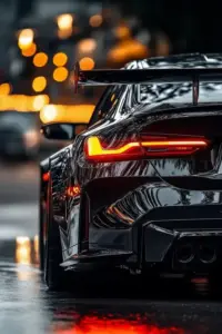 Trên nền capo xanh đậm, logo BMW nằm giữa ánh nắng xiên nhẹ và lớp sơn sạch bóng.
