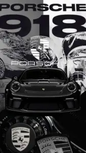 Chi tiết logo Porsche nằm giữa nắp capo đen, giọt nước nhỏ bám quanh viền.