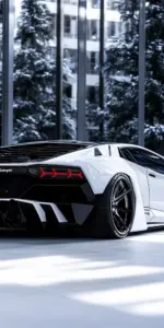 Dưới bảng hiệu xanh tím, ảnh nền siêu xe Lamborghini có mặt trước xe sáng mạnh và nền phố mờ.
