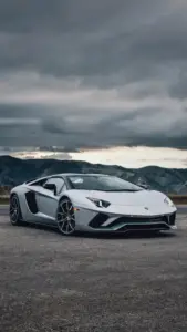 Mặt đường sau mưa phản lại hình nền xe sang Lamborghini, khiến thân xe đỏ trông nổi bật hơn.
