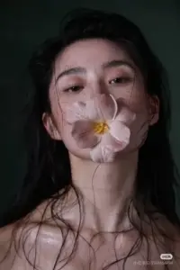 Cửa sổ cao tạo vệt nắng dài, khung ảnh nghệ thuật giữ dáng đứng rất mềm