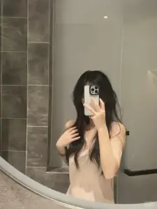 Gương tròn phòng tắm ôm trọn nàng thơ tóc dài áo sáng che mặt bằng điện thoại
